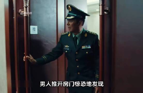 男人忽然发现,自己苦苦寻找的卧底,竟然出现在自己面前