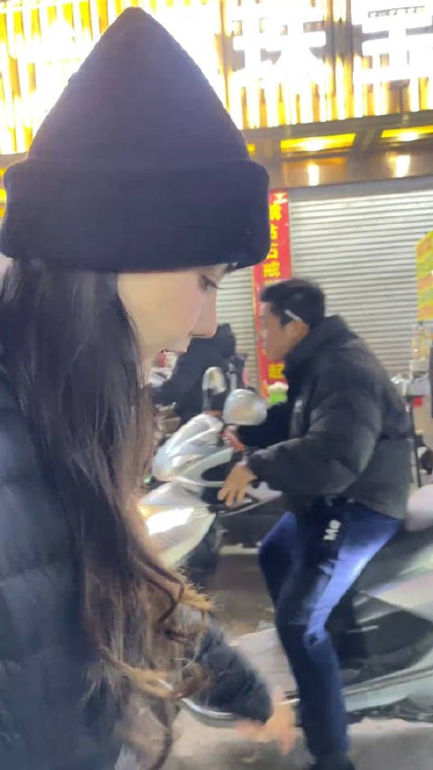 现在，网上流传的都是她在直播间的怼人金句， 网友：吊坠不好看