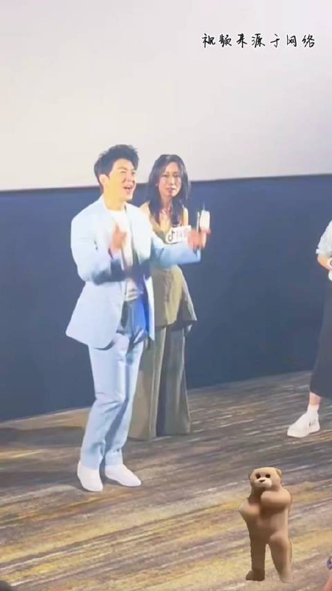 看似是一种模仿表演,其实这就是他内心真实的自我…