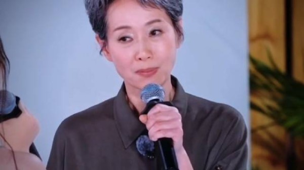 标题应该写“房琪说叶童没精力”主次要分清…