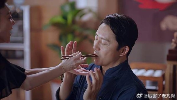 李爸被女老师追求,甜蜜喂饺子,凌爸坏笑秒懂闪人