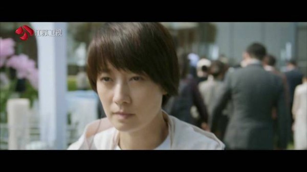 婚礼结束,所有嘉宾移步室内参加宴席,便衣警察们围上来…
