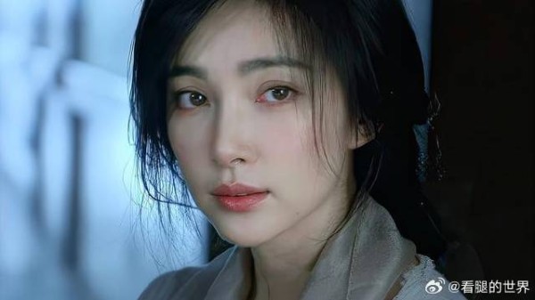 “她的脸好像钻石，每个轮廓都好清晰”