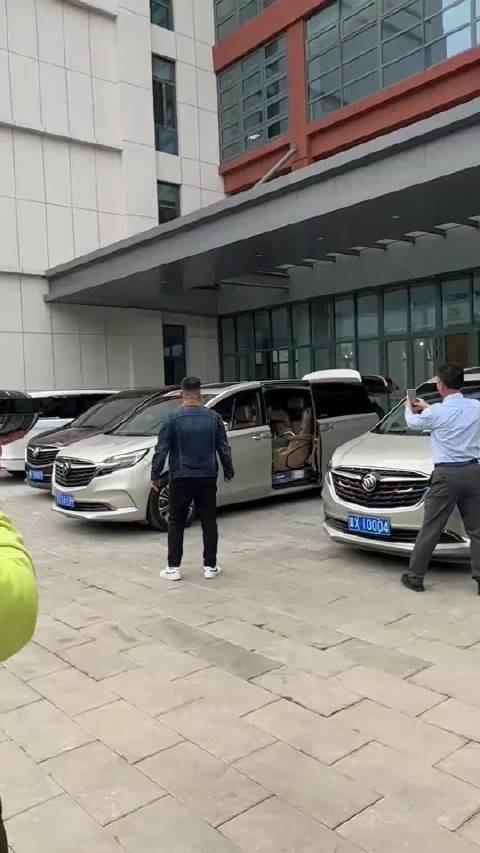 这把岁数了,还不如孩子们懂事,真是给家里人丢脸啊!