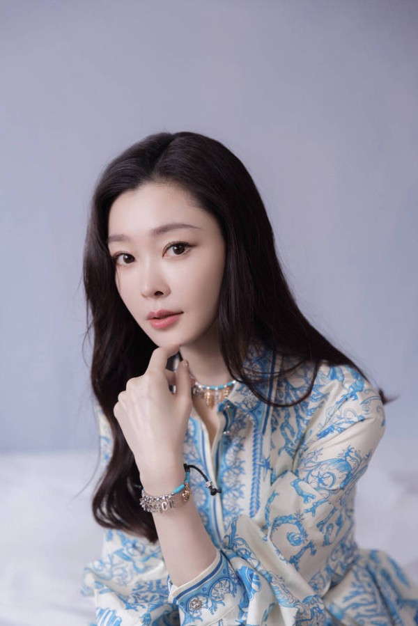 宋轶明媚自然。