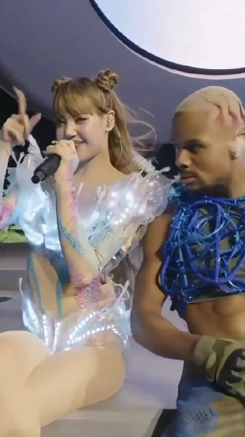 Lisa舞台上被抱,伴舞老哥笑靥如花