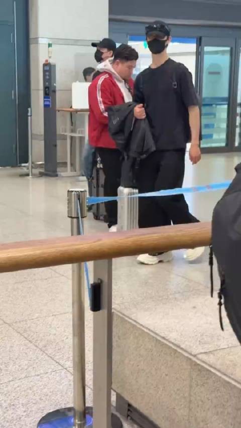 李昀锐与双胞胎哥哥同游再被偶遇
