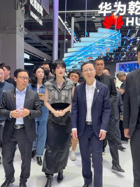 上海车展看到华为“二公主”姚安娜，之前她说差不多一米八，看来是真的，好高