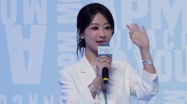 杨紫穿蓝色高定裙亮相成都APM活动