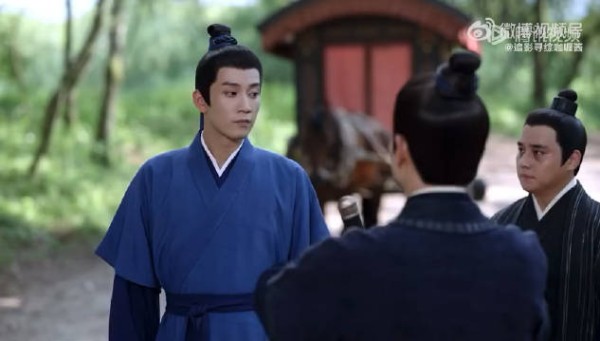 《榜上佳婿》怎么这么多穿帮的镜头，王子奇转身手里面拿的小风扇也剪了进去