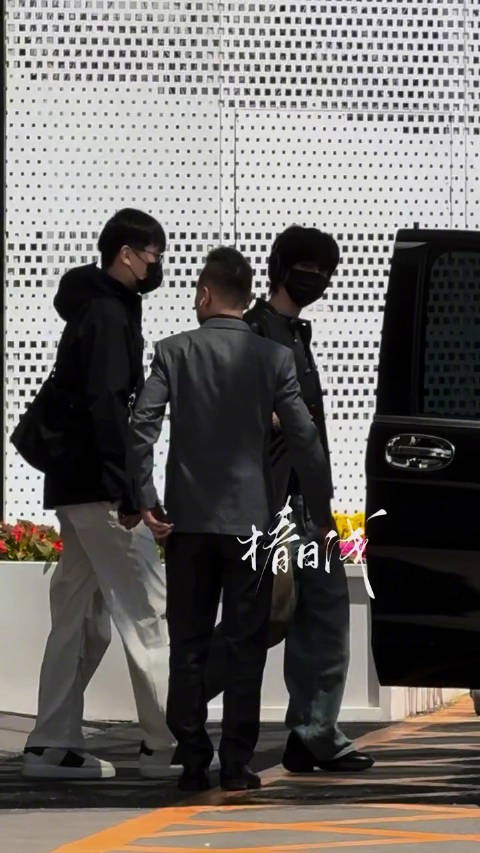 张康乐今日份北京到达 皮衣➕头戴耳机好酷啊 （cr.logo）