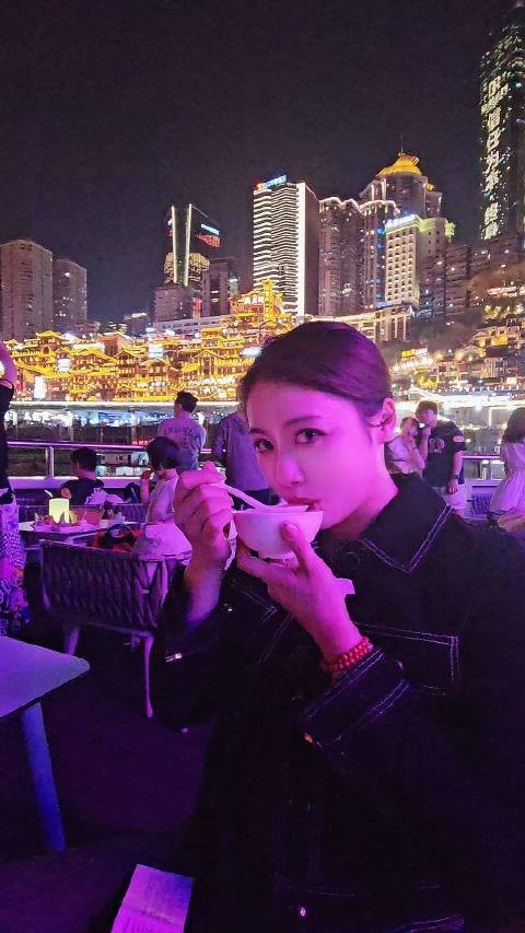 洪崖洞逛逛～ 恨不得自己长四个胃