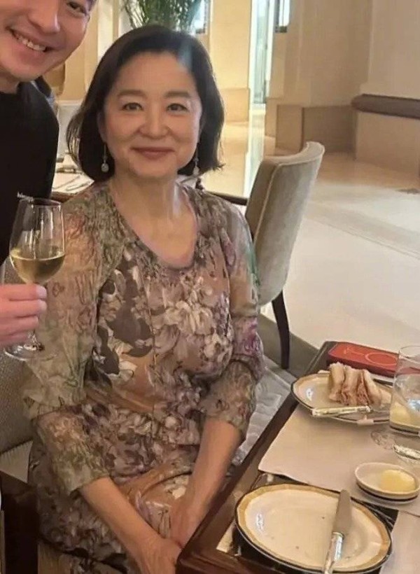 71岁林青霞酒店用餐被偶遇，大方合照尽显优雅美态