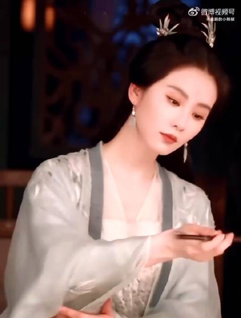 不是,这么美还要怎么挑剔 古装就是仪态好才有感觉!