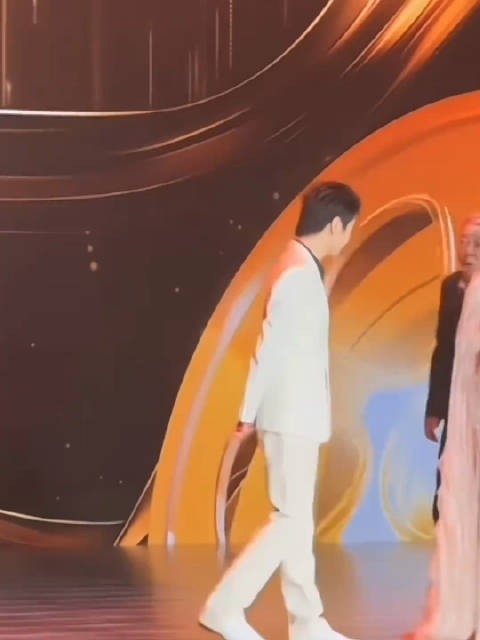 晓：我只是来颁奖的，怎么还要我留下来说两句，有点可爱怎么回事