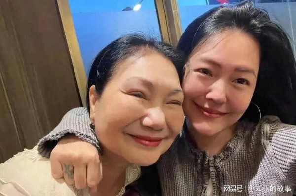 看到小S搬出住了20年的帝宝，才发现大S是S家唯一有房产的人