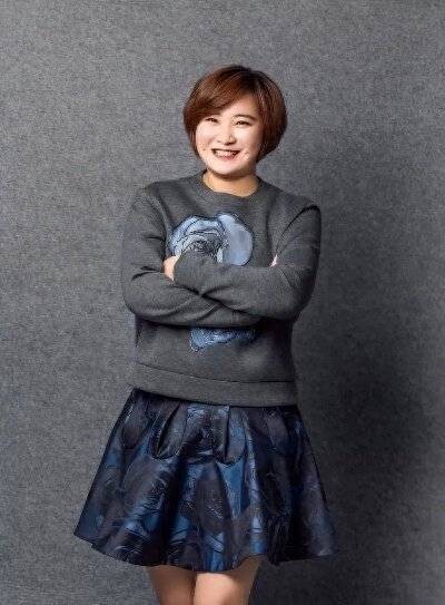 贾玲43岁庆生照曝光，本人超瘦引发网友热议，女神模式开启？
