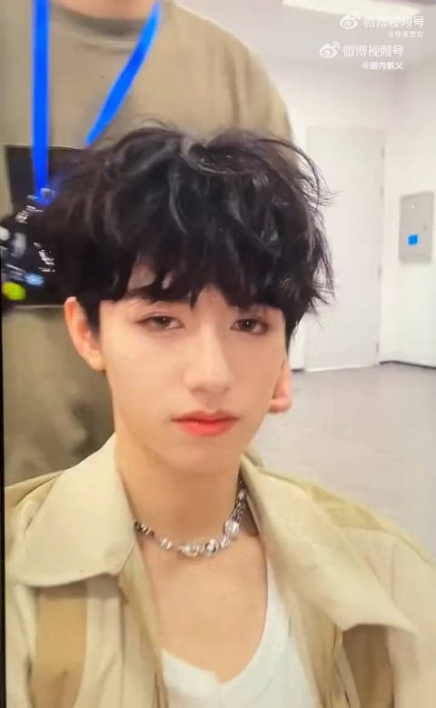 朱志鑫红唇直播 @TOP登陆少年-朱志鑫 高会突袭直播近距离怼脸的美颜暴击