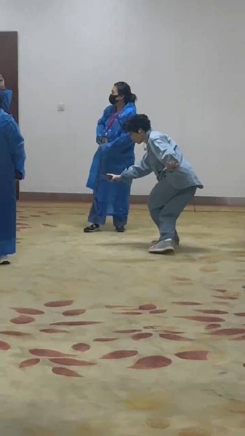 分享视频~萧敬腾在干嘛？是准备上台的舞蹈吗