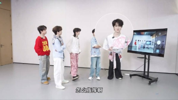少年独自玩镜头延迟自得其乐