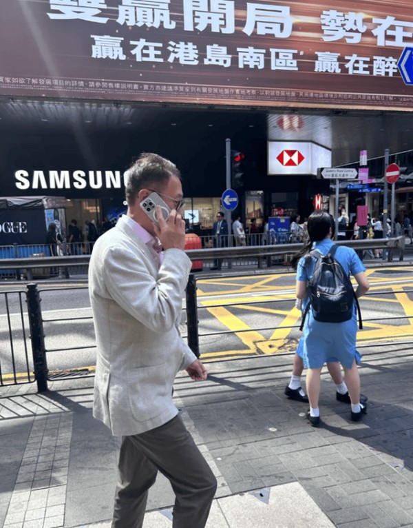 李嘉欣老公香港被追拍，罗圈腿气质竟被质疑不是有钱人