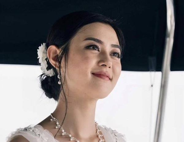 TVB前女星在东莞打工求生，拍短视频秀大长腿，被指擦边博取关注