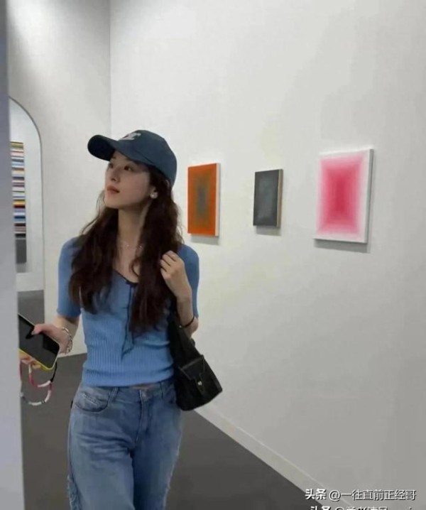 31岁章泽天现身香港画展，三胎妈妈根本没有变化，依然美丽动人！