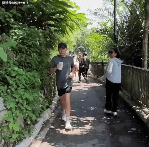 偶遇63岁梁朝伟晨跑，穿着朴素步履轻盈状态好，肚子肥大有老年味