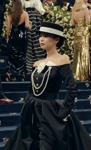 Jennie裸钻光影炸场，Lisa西装蕾丝出彩，朴彩英湿发深V封神