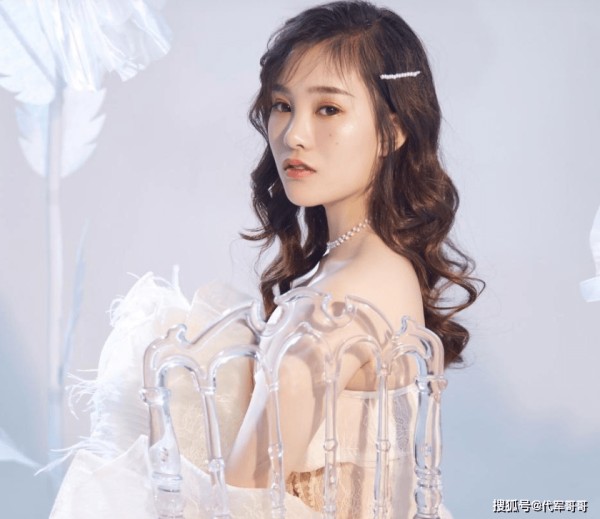 美女演员孟久淇：嫁大15岁丑男导演，放弃所有带孩子，如今后悔了？