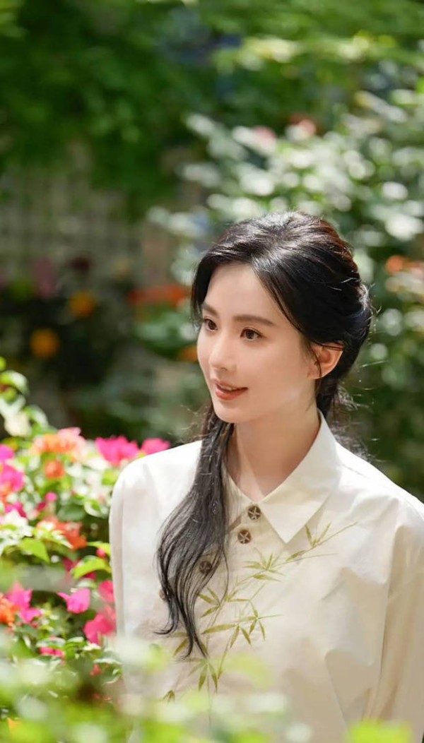 刘诗诗清丽温婉。