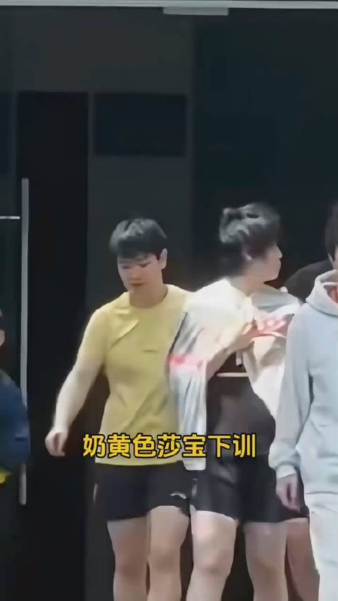 孙颖莎王楚钦下训互动，球迷跟拍笑容灿烂