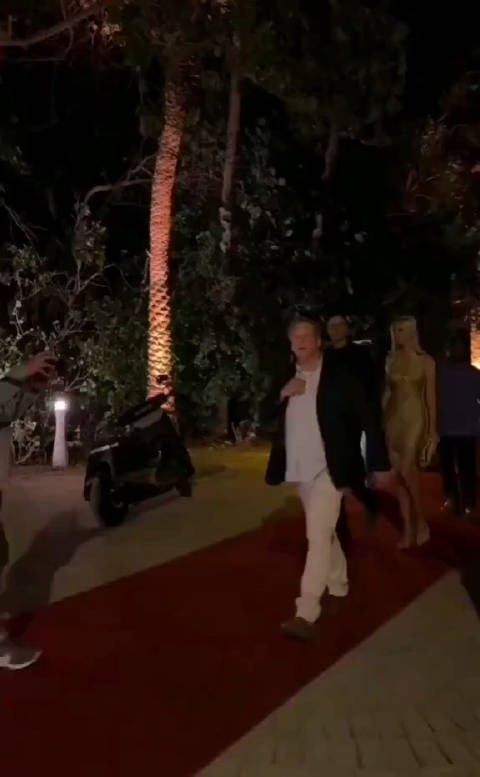 伊万卡·川普的保镖猛的推开了一个离她太近的男子
