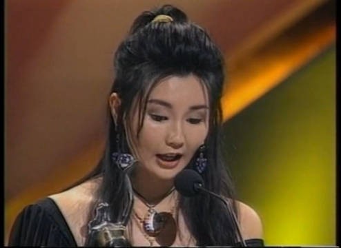 张曼玉领奖名场面1993年金像奖二封影后