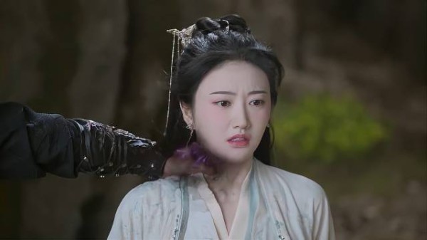 南颜被魔族欺负,帝君霸气护妻,一招打跑魔族长老