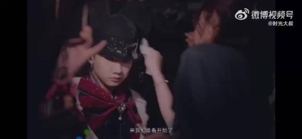 纪录片里汪苏泷练了 8 支舞,每天排练,四面台走位和打光反复调整