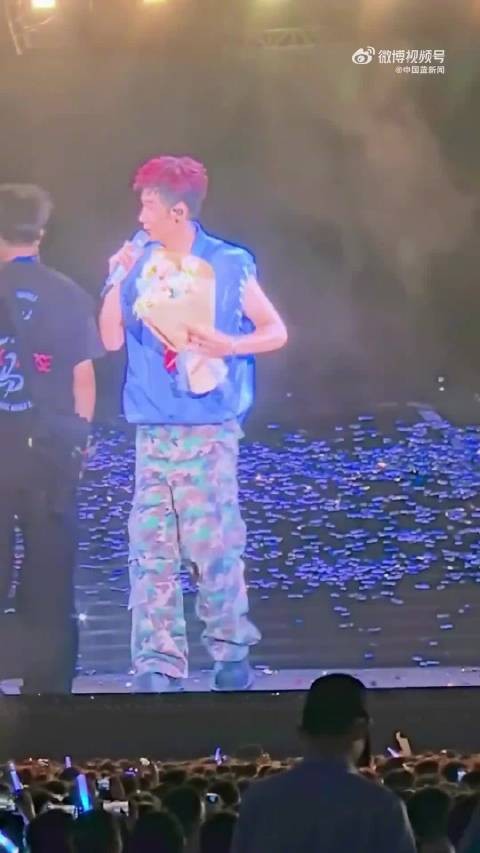 李荣浩巡演现场教歌迷向妈妈表达爱