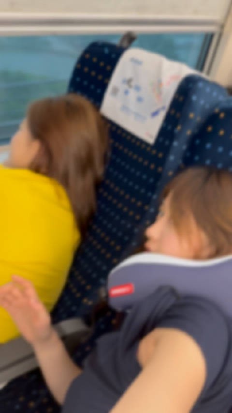 哈哈哈哈她说在她视角里我俩好像躺床上