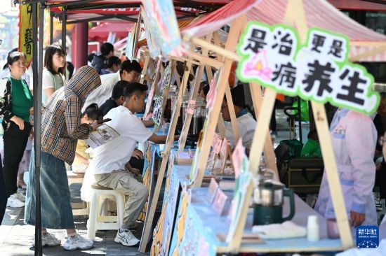 5月11日，市民在活动现场问诊。新华社记者 李然 摄