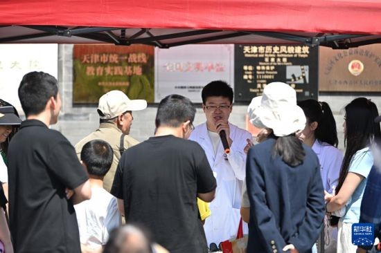 5月11日，医院工作人员在活动现场进行中医科普。新华社记者 李然 摄