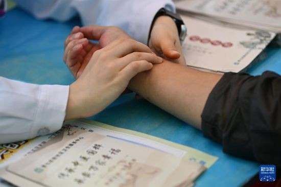 5月11日，医生在活动现场给市民把脉。新华社记者 李然 摄