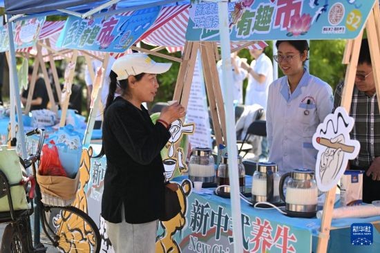 5月11日，市民在活动现场品尝养生饮品。新华社记者 李然 摄