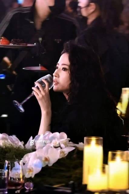 在灯红酒绿的氛围里，独属于刘亦菲的、充满故事感的画面被一一映照出来