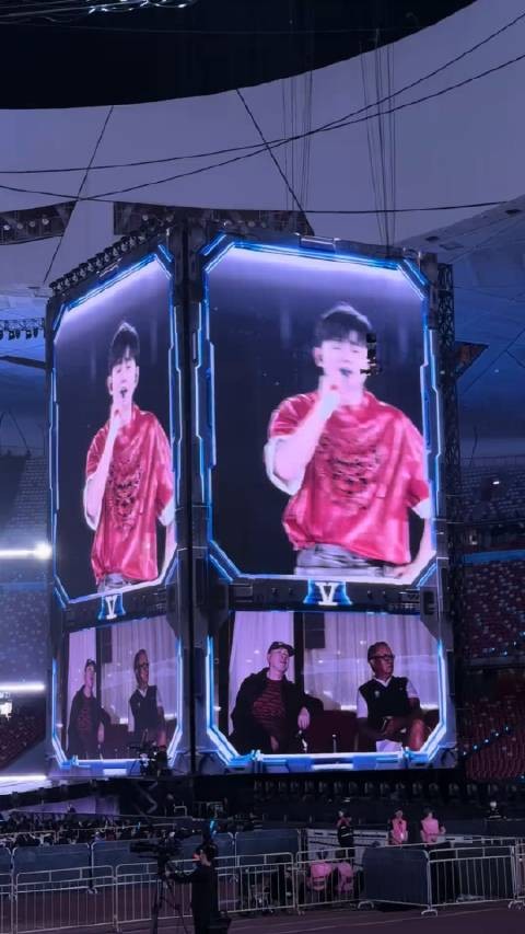 冯小刚去了张杰演唱会 张杰唱歌就是很好听呀,我也喜欢