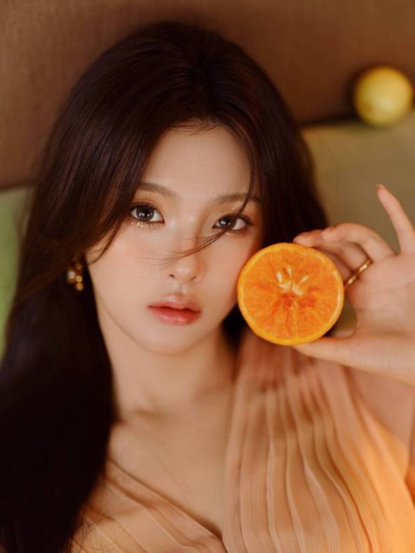 杨超越手拿橙子合拍超甜美。