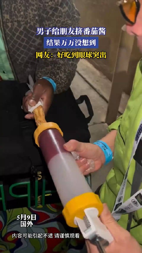 男子给朋友挤番茄酱,结果万万没想到,网友:好吃到眼球突出
