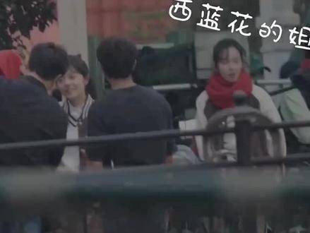 张开宙导演细心地为麦麦系上围巾,场景十分暖心!