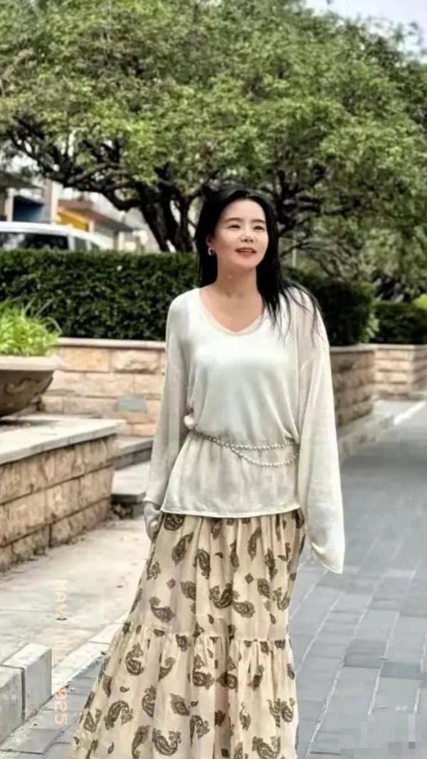 天呀！离婚后龚琳娜大变样，变化太大，差点认不出来！