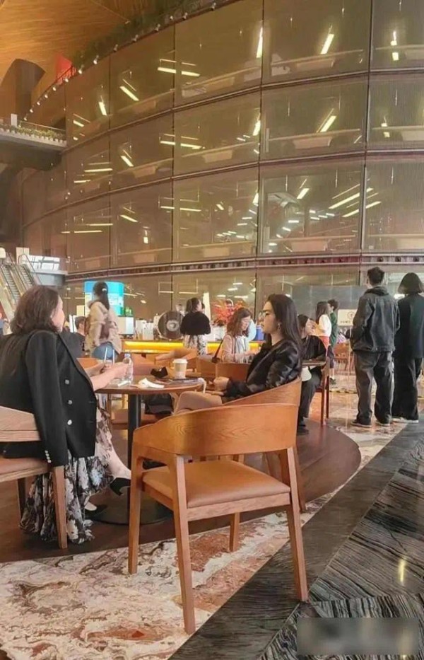 大剧院内偶遇刘亦菲母女被惊艳到，一点也看不出66岁的样子