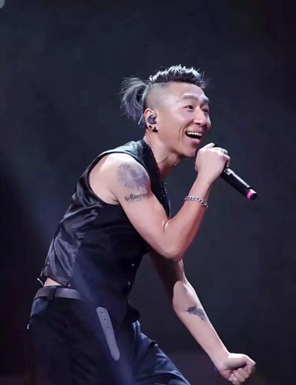 陈羽凡罕见带17岁儿子现身！元宝扎小辫身高超1米8，个性十足